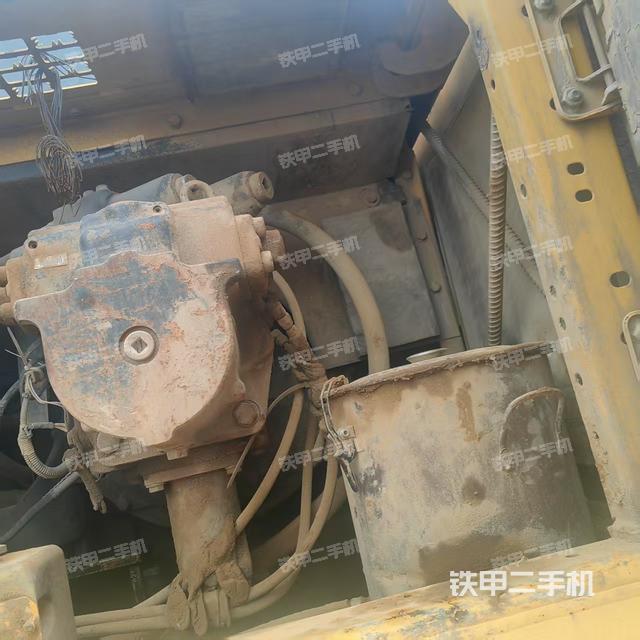 液压泵舱室正面整体（整机外观）