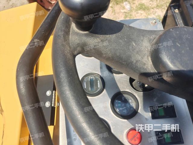 駕駛室頂蓬內(nèi)(壓路機駕駛室) 駕駛室頂蓬內(nèi)(壓路機駕駛室)