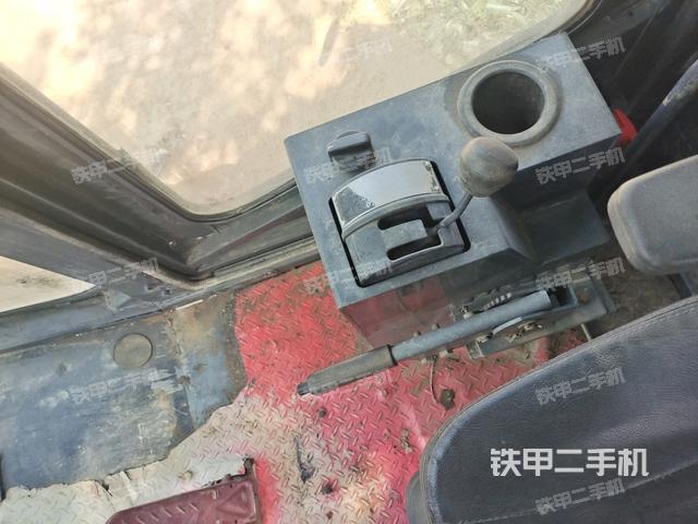 操作臺(tái)全景（壓路機(jī)駕駛室）