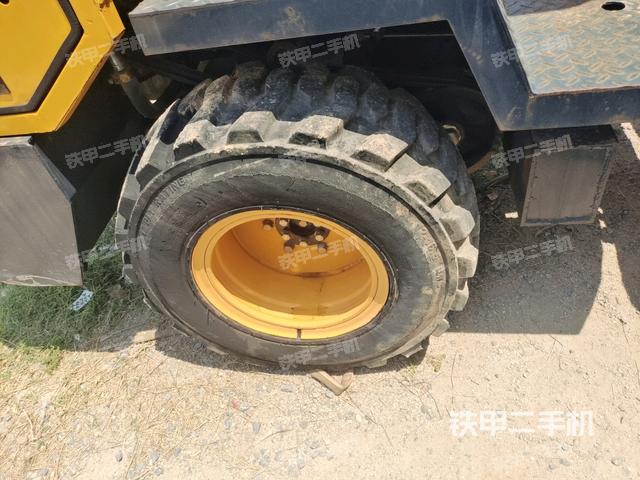 后輪左側(cè)全景(壓路機(jī)前后車架) 后輪左側(cè)全景(壓路機(jī)前后車架)