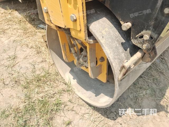 前輪右側(cè)減震塊連接及部件(壓路機前后車架) 前輪右側(cè)減震塊連接及部件(壓路機前后車架)