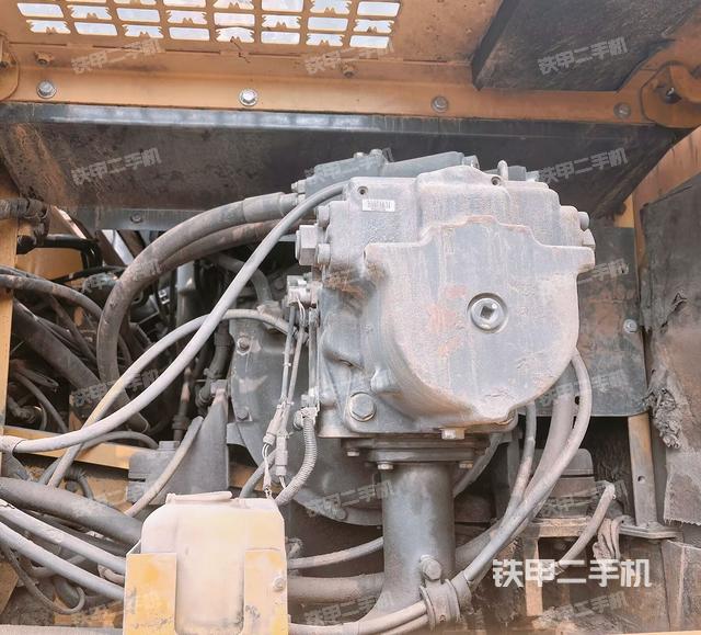液壓泵艙室正面整體(整機外觀) 液壓泵艙室正面整體(整機外觀)