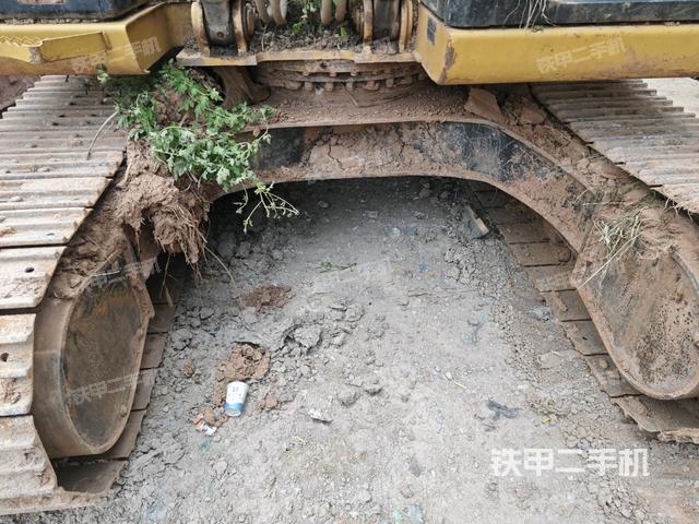 转盘和下车架正前(工作和回转装置) 转盘和下车架正前(工作和回转装置)