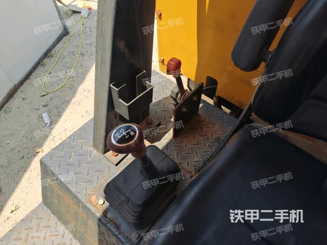 駕駛室側(cè)向上照全景(壓路機(jī)駕駛室) 駕駛室側(cè)向上照全景(壓路機(jī)駕駛室)