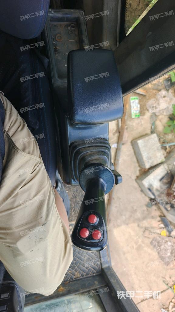 座椅右侧控制台/钥匙门/油门/含右手柄(驾驶室部分) 座椅右侧控制台/钥匙门/油门/含右手柄(驾驶室部分)