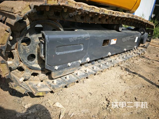 單側(cè)履帶整體(整機(jī)外觀) 單側(cè)履帶整體(整機(jī)外觀)