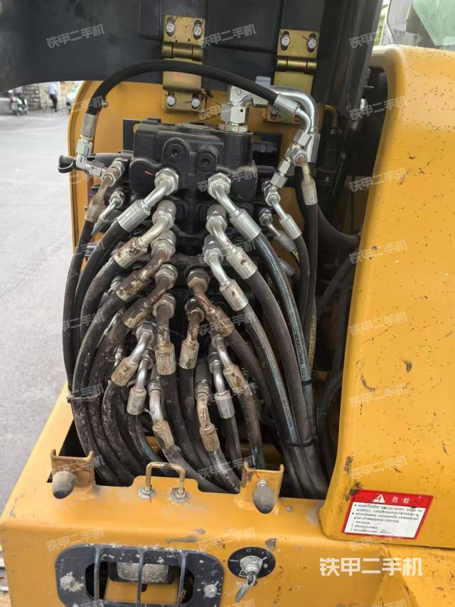 回轉(zhuǎn)馬達(dá)和主控閥（整機(jī)外觀）