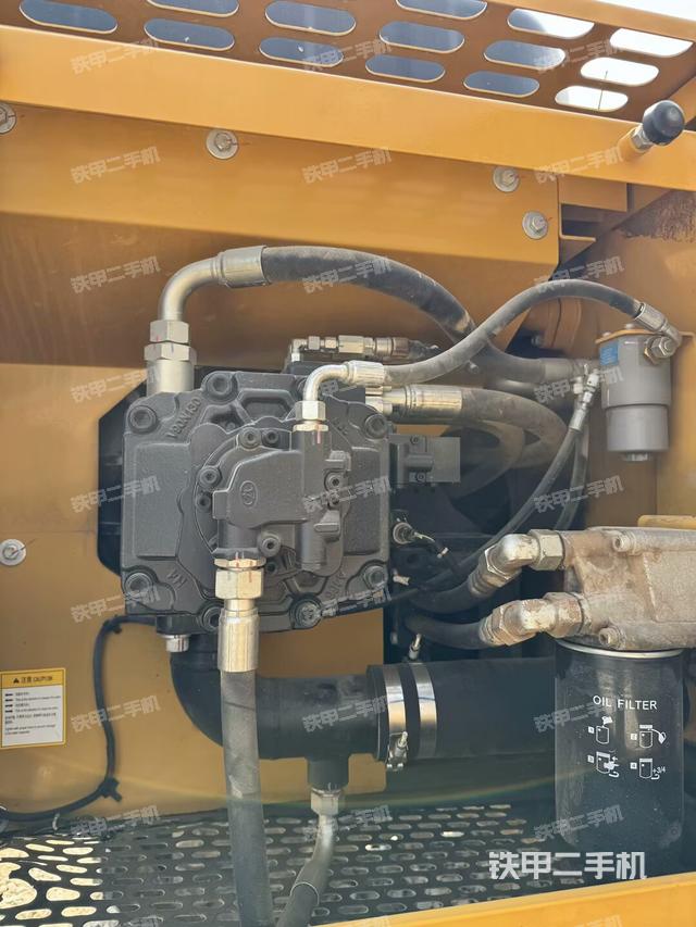 液压泵舱室正面整体(整机外观) 液压泵舱室正面整体(整机外观)