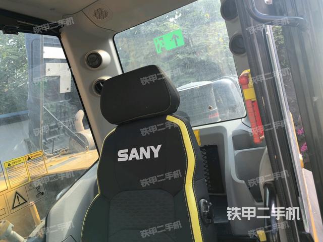 行走控制手柄和踏板?俯拍(駕駛室部分) 行走控制手柄和踏板?俯拍(駕駛室部分)