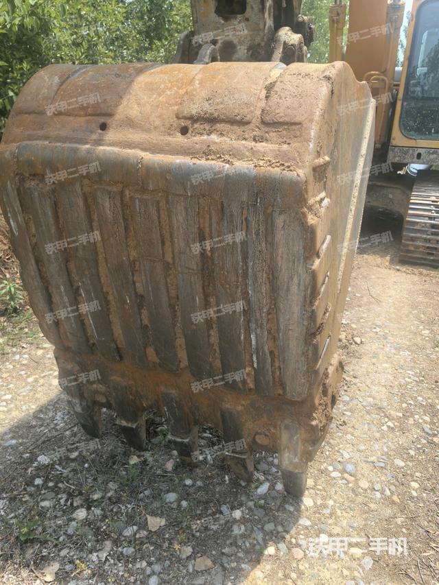 鏟斗右后整體(工作和回轉(zhuǎn)裝置) 鏟斗右后整體(工作和回轉(zhuǎn)裝置)
