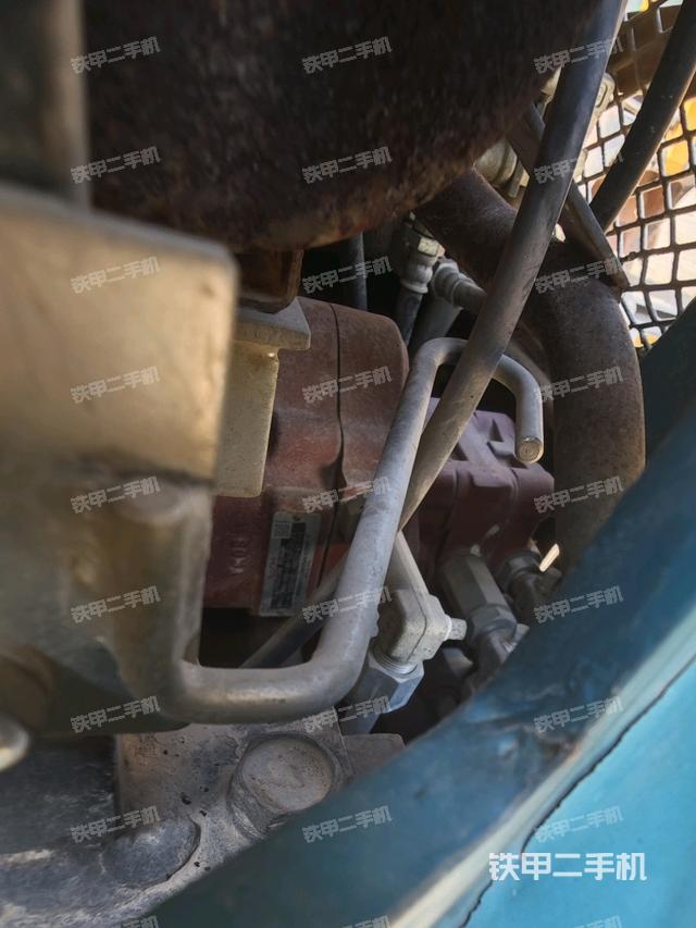 液压泵舱室正面整体（整机外观）