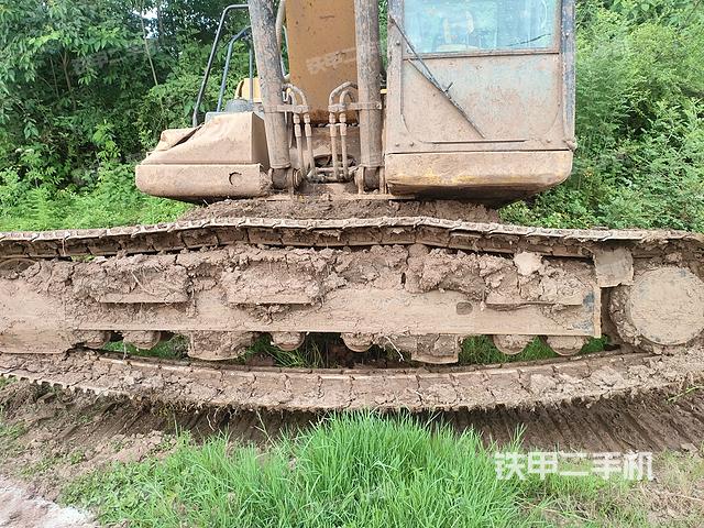 單側(cè)履帶整體(整機外觀) 單側(cè)履帶整體(整機外觀)