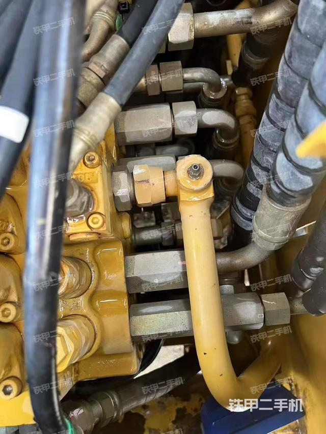 回转马达和主控阀（整机外观）