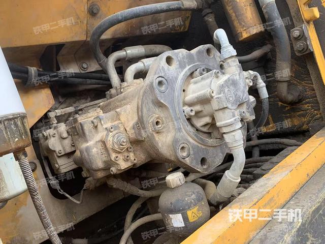 液壓泵艙室正面整體(整機(jī)外觀) 液壓泵艙室正面整體(整機(jī)外觀)