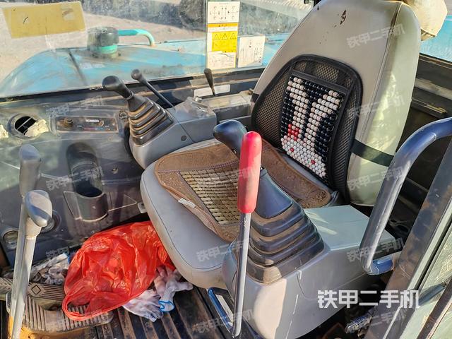 駕駛室整體(整機(jī)外觀) 駕駛室整體(整機(jī)外觀)