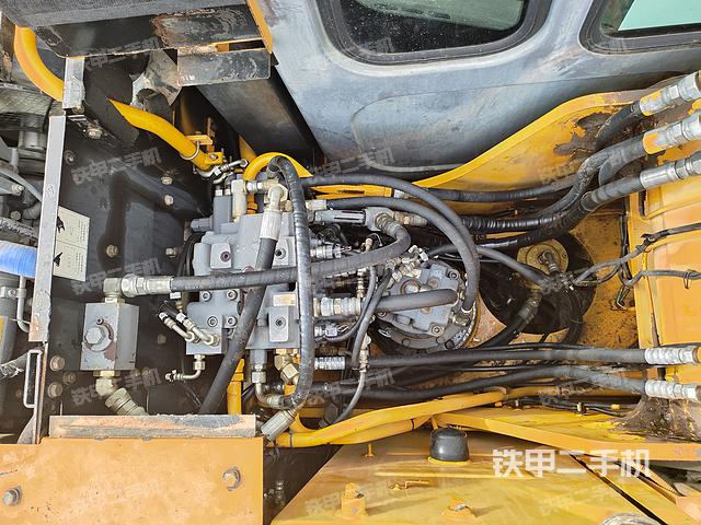 回轉(zhuǎn)馬達和主控閥(整機外觀) 回轉(zhuǎn)馬達和主控閥(整機外觀)