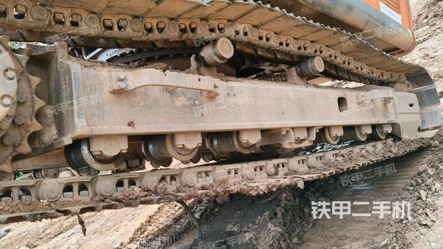 單側(cè)履帶整體(整機(jī)外觀) 單側(cè)履帶整體(整機(jī)外觀)