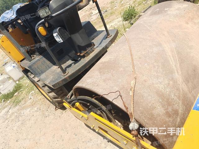 右前45°(壓路機(jī)整機(jī)外觀) 右前45°(壓路機(jī)整機(jī)外觀)
