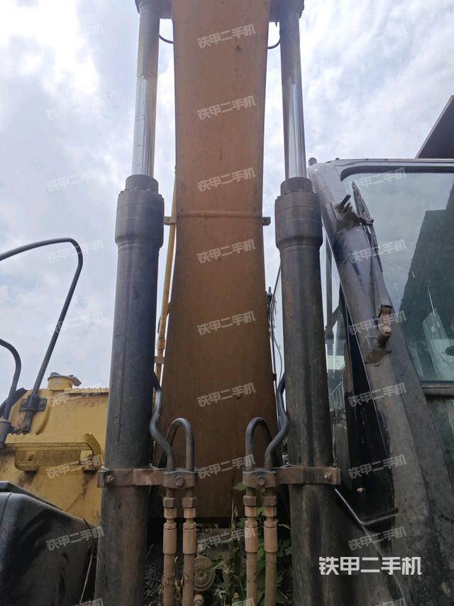 大臂油缸整体 竖拍(工作和回转装置) 大臂油缸整体 竖拍(工作和回转装置)