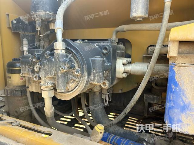 液压泵舱室正面整体(整机外观) 液压泵舱室正面整体(整机外观)
