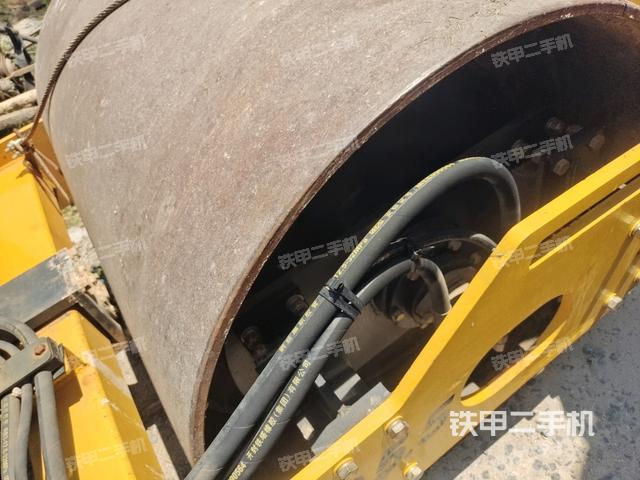 后輪右側(cè)全景(壓路機(jī)前后車架) 后輪右側(cè)全景(壓路機(jī)前后車架)