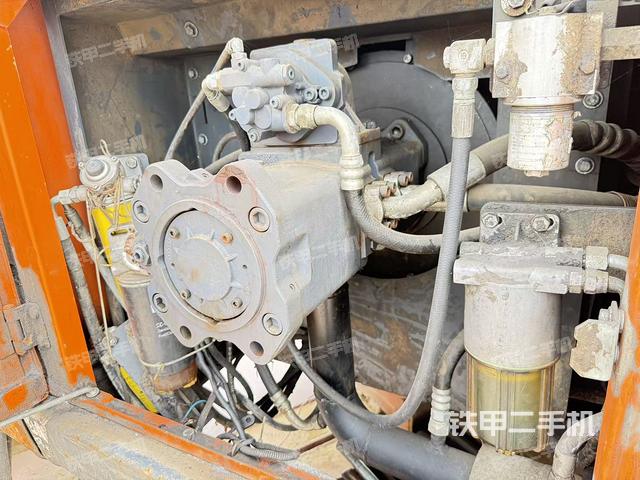 液壓泵艙室正面整體(整機外觀) 液壓泵艙室正面整體(整機外觀)