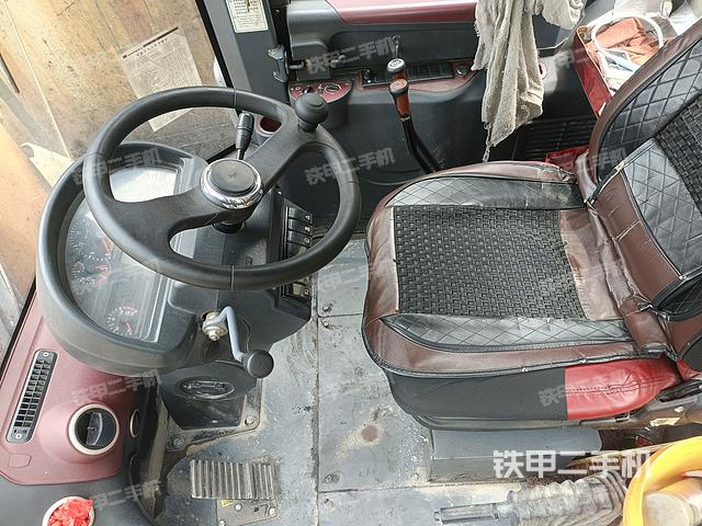 駕駛室工作臺(整機(jī)外觀及大件) 駕駛室工作臺(整機(jī)外觀及大件)