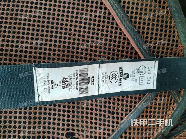 行走控制手柄和踏板 俯拍(驾驶室部分) 行走控制手柄和踏板 俯拍(驾驶室部分)