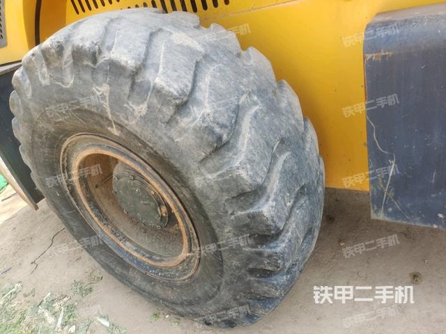 后輪左側(cè)全景（壓路機(jī)前后車(chē)架）