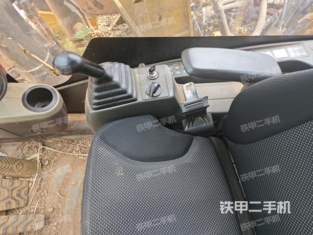 座椅右侧控制台/钥匙门/油门/含右手柄(驾驶室部分) 座椅右侧控制台/钥匙门/油门/含右手柄(驾驶室部分)