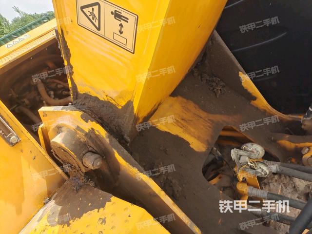 鏟斗右后整體(工作和回轉(zhuǎn)裝置) 鏟斗右后整體(工作和回轉(zhuǎn)裝置)