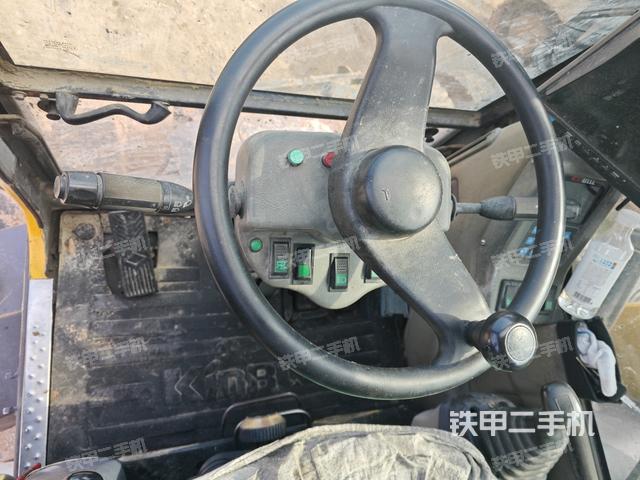 行走控制手柄和踏板 俯拍(驾驶室部分) 行走控制手柄和踏板 俯拍(驾驶室部分)