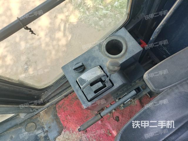 駕駛室頂蓬內(nèi)（壓路機(jī)駕駛室）