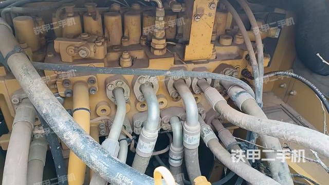 回轉(zhuǎn)馬達(dá)和主控閥(整機外觀) 回轉(zhuǎn)馬達(dá)和主控閥(整機外觀)