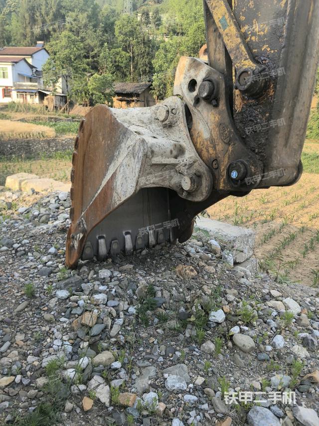 铲斗右后整体(工作和回转装置) 铲斗右后整体(工作和回转装置)