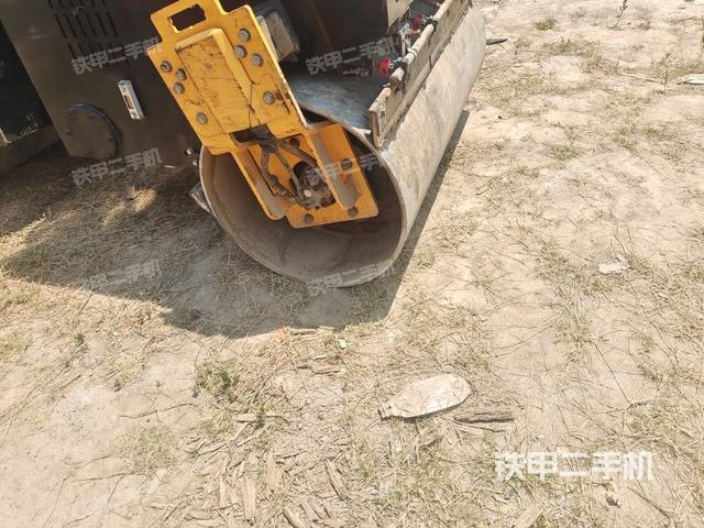 后輪左側(cè)全景(壓路機前后車架) 后輪左側(cè)全景(壓路機前后車架)