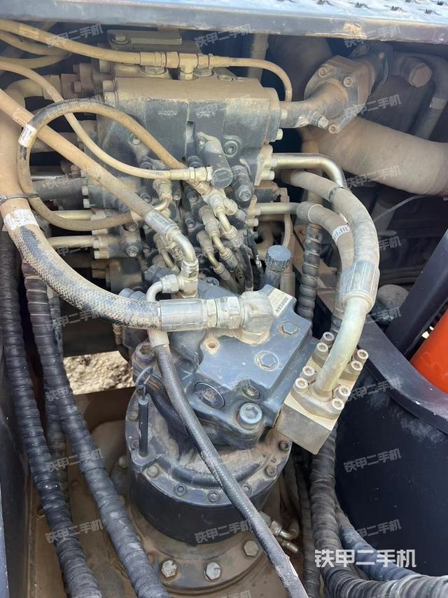 回轉(zhuǎn)馬達(dá)和主控閥（整機(jī)外觀）