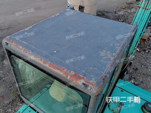 駕駛室頂部(整機(jī)外觀) 駕駛室頂部(整機(jī)外觀)