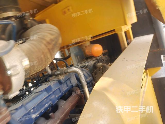 發(fā)動(dòng)機(jī)左側(cè)全景（壓路機(jī)發(fā)動(dòng)機(jī)艙）