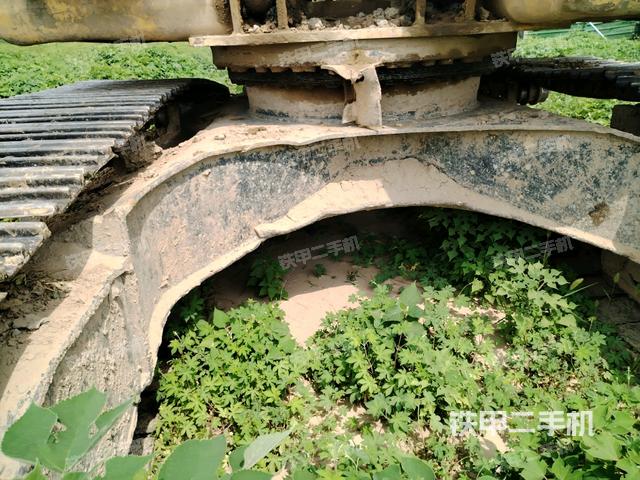 转盘和下车架正前(工作和回转装置) 转盘和下车架正前(工作和回转装置)