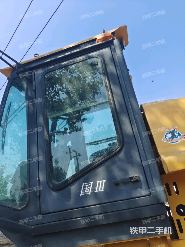 右側(cè)正面照（壓路機(jī)駕駛室）