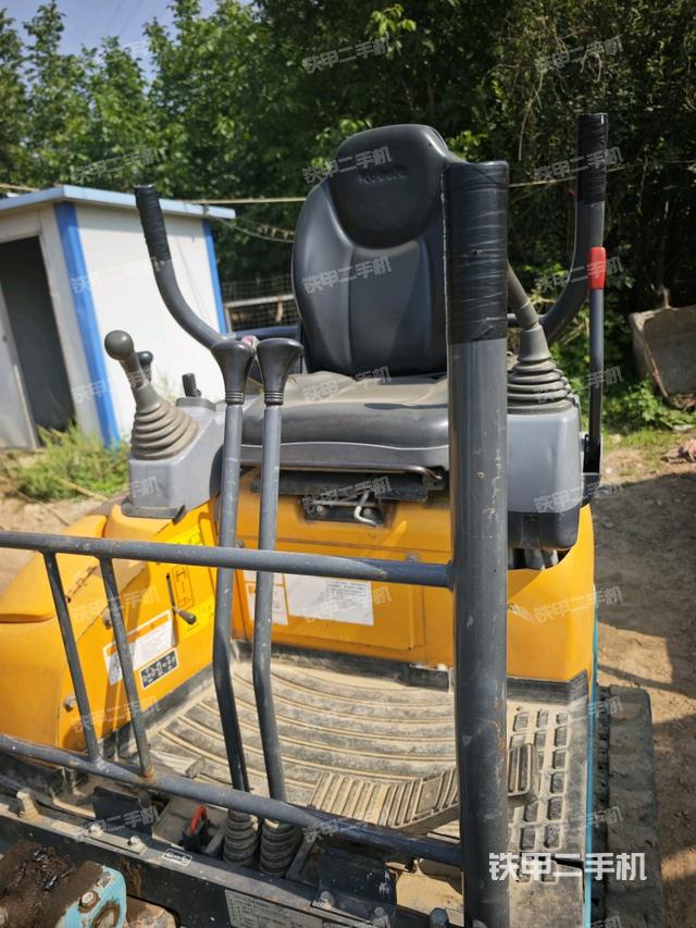 驾驶室顶部（整机外观）