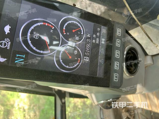 驾驶室整体(整机外观) 驾驶室整体(整机外观)