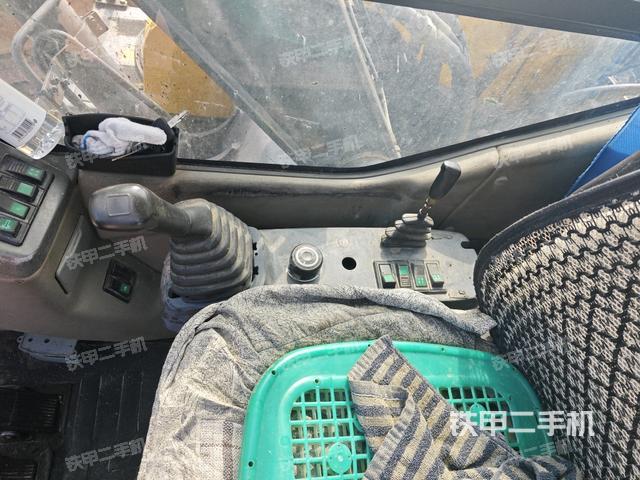 座椅右侧控制台/钥匙门/油门/含右手柄(驾驶室部分) 座椅右侧控制台/钥匙门/油门/含右手柄(驾驶室部分)