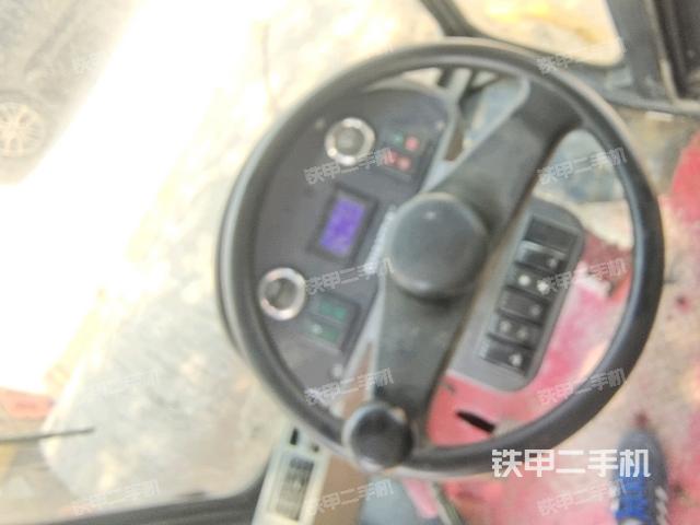 儀表盤(pán)全景（壓路機(jī)駕駛室）