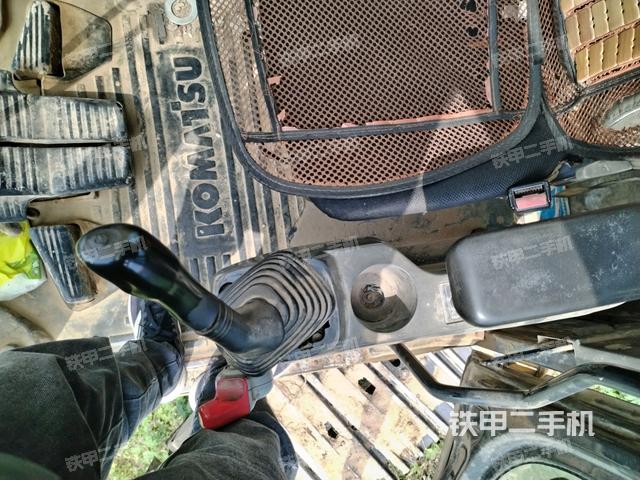 座椅左侧控制台/音响/含左手柄(驾驶室部分) 座椅左侧控制台/音响/含左手柄(驾驶室部分)