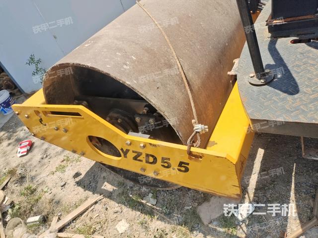 前輪右側(cè)減震塊連接及部件(壓路機(jī)前后車架) 前輪右側(cè)減震塊連接及部件(壓路機(jī)前后車架)