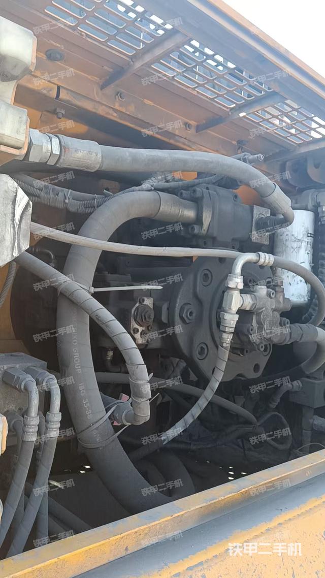 液压泵舱室正面整体(整机外观) 液压泵舱室正面整体(整机外观)