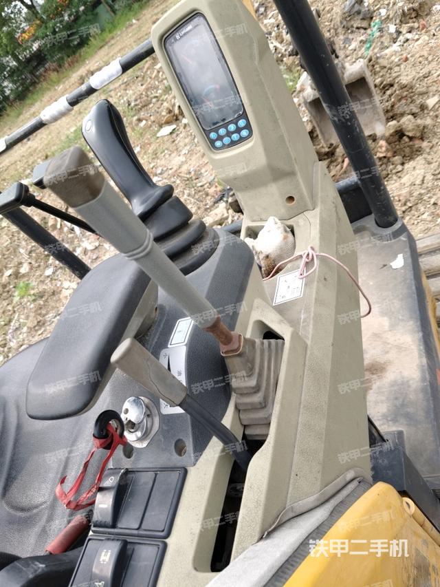 座椅右侧控制台/钥匙门/油门/含右手柄（驾驶室部分）