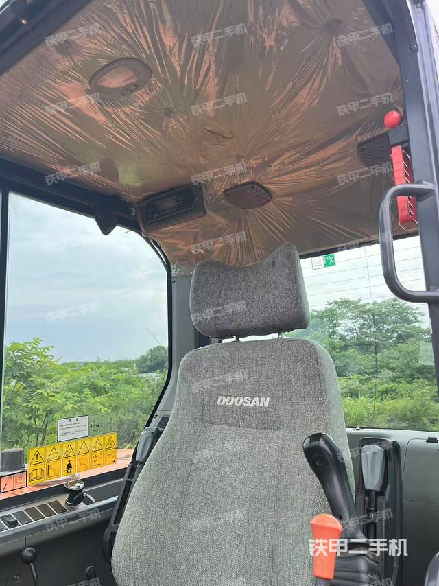 駕駛室整體(整機(jī)外觀) 駕駛室整體(整機(jī)外觀)
